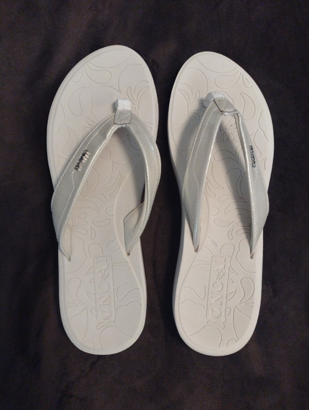 ONCAI Womens 9.5 Flip Flops Thongs Cream Light Gold Metallic